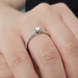 Photo of worn Solitaire "Bridge" 0.30ct GIA Diamond Platinum Signature Edge