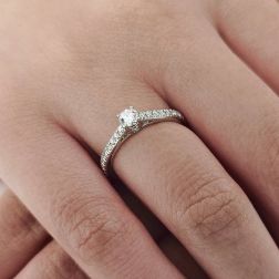 Solitario "Bridge" Diamante GIA da 0.19ct Contorno Griffato Platino foto indossata
