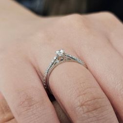 Solitario "Bridge" Diamante GIA da 0.19ct Contorno Griffato Platino foto indossata