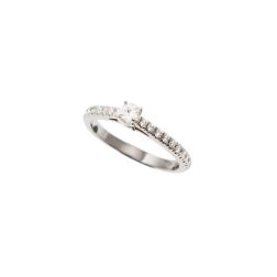 Solitario "Bridge" Diamante GIA da 0.19ct Contorno Griffato Platino