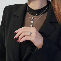 Anello Stardust con Pavè di Diamanti in Oro Bianco foto indossata
