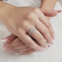 Anello Stardust con Pavè di Diamanti in Oro Bianco foto indossata