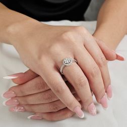 Anello Stardust con Pavè di Diamanti in Oro Bianco foto indossata