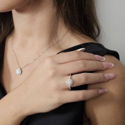 Anello Stardust con Pavè di Diamanti in Oro Bianco foto indossata