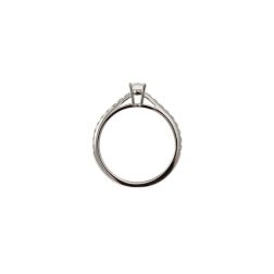 Solitario "Bridge" Diamante GIA da 0.30ct Contorno Griffato Platino