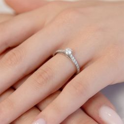Solitario "Bridge" Diamante GIA da 0.30ct Contorno Griffato Platino foto indossata