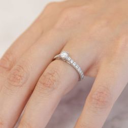 Solitario "Bridge" Diamante GIA da 0.38ct Contorno Griffato Platino foto indossata