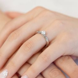 Solitario "Blossom" Diamante GIA da 0.40ct Platino foto indossata