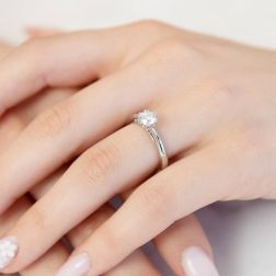 Photo of worn Solitaire "Blossom" 0.72ct GIA Diamond Platinum