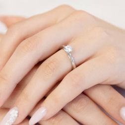 Solitario "Blossom" Diamante GIA da 0.54ct Platino foto indossata