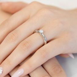 Photo of worn Solitaire "Blossom" 0.30ct GIA Diamond Platinum