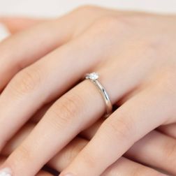 Solitario "Blossom" Diamante GIA da 0.19ct Platino foto indossata