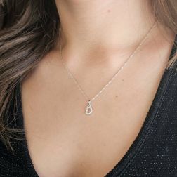 Ciondolo Lettera Iniziale "D" con Diamanti in Oro Bianco 18kt foto indossata