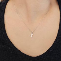 Ciondolo Lettera Iniziale "E" con Diamanti in Oro Bianco 18kt foto indossata