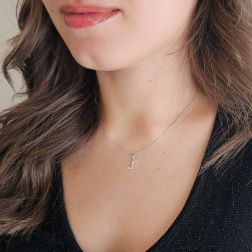 Ciondolo Lettera Iniziale "J" con Diamanti in Oro Bianco 18kt foto indossata