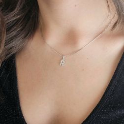 Ciondolo Lettera Iniziale "R" con Diamanti in Oro Bianco 18kt foto indossata