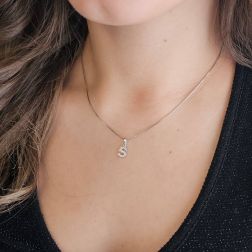 Ciondolo Lettera Iniziale "S" con Diamanti in Oro Bianco 18kt foto indossata