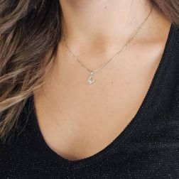 Ciondolo Lettera Iniziale "W" con Diamanti in Oro Bianco 18kt foto indossata