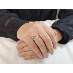 Anello Trilogy in Oro Bianco e Diamanti con tre fili intrecciati foto indossata