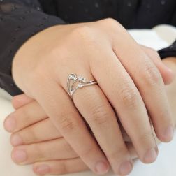 Anello Trilogy in Oro Bianco e Diamanti con tre fili intrecciati foto indossata