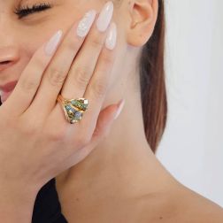 Anello Design "Sogno di Mezza Estate" Oro Giallo con Topazio Citrino e Azzurro foto indossata