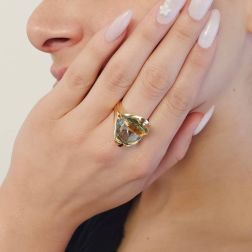 Anello Design "Sogno di Mezza Estate" Oro Giallo con Topazio Citrino e Azzurro foto indossata