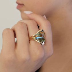 Anello Design "Sogno di Mezza Estate" Oro Giallo con Topazio Citrino e Azzurro foto indossata