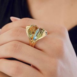 Anello Design "Sogno di Mezza Estate" Oro Giallo con Topazio Citrino e Azzurro foto indossata