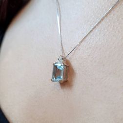 Ciondolo Acquamarina ottagonale 10mm x 8mm e 3 Diamanti foto indossata