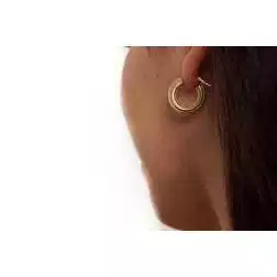 Orecchini Boccole Striate Piccole Oro Giallo 18kt foto indossata
