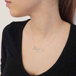 Collana con nome Noelyn in Oro Bianco con Diamante (Pezzo Unico) foto indossata