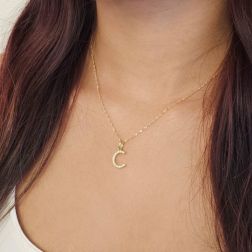 Ciondolo Lettera Iniziale "C" Stampatello con Zirconi in Oro Giallo Indossata