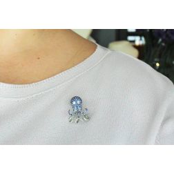 Spilla Polpo Zaffiri Blu foto indossata