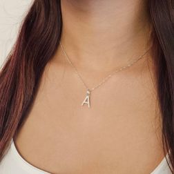 Ciondolo Lettera Iniziale "A" Stampatello con Zirconi in Oro Bianco Indossata