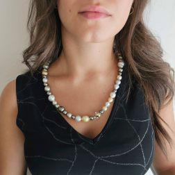 Collana Perle irregolari Australiane e Tahiti foto indossata