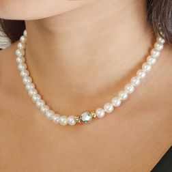 Collana Perle Akoya chiusura a sfera 9 Smeraldi foto indossata