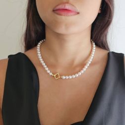 Collana Perle Akoya con chiusura a Rombo Intrecciato in Oro Giallo foto indossata