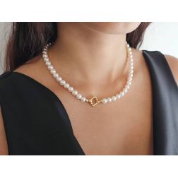 Collana Perle Akoya con chiusura a Rombo Intrecciato in Oro Giallo foto indossata