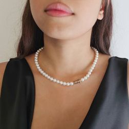 Collana Perle Akoya chiusura a spirale con Diamanti Neri foto indossata