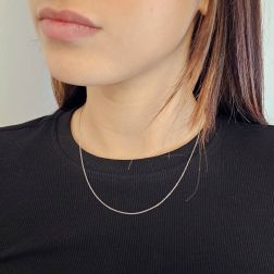 Photo of worn Platinum Oval Rolò chain necklace 45cm x 1.10mm