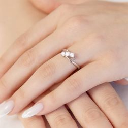 Anello Trilogy Obliquo da 0,34ct - Platino - Misura 13 foto indossato