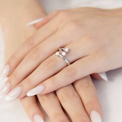 Anello Trilogy Contrariè da 0,50ct - Platino - Misura 16 - foto indossata