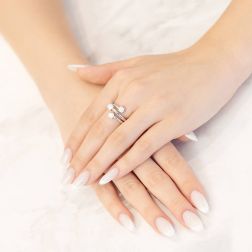 Foto Indossata Anello Contrariè tre fili Trilogy 0,95ct Diamanti Certificati GIA - Platino - Misura 14 indossata