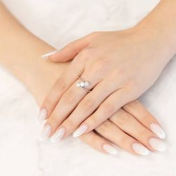 Photo of worn 0,82ct GIA Certificate Diamonds Oblique Trilogy Ring in Platinum