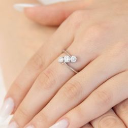 Foto Indossata Anello Trilogy Obliquo da 0,82ct Diamanti Certificati GIA - Platino foto indossata