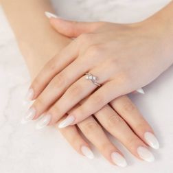 Anello Trilogy Obliquo da 0,34ct - Platino foto indossata