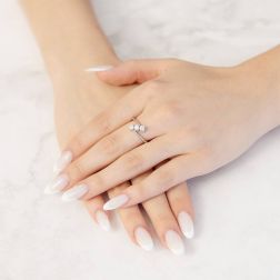Anello Trilogy Obliquo da 0,61ct Diamanti Certificati GIA - Platino foto indossata