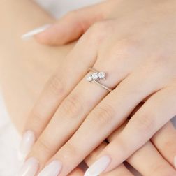 Anello Trilogy Obliquo da 0,61ct Diamanti Certificati GIA - Platino foto indossata