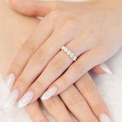 Foto Indossata Veretta 5 Diamanti Certificati GIA da 0.24ct e 0.25ct - Larghezza 4.50mm - Oro Rosa foto indossata