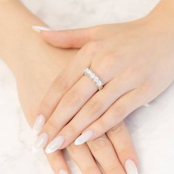 Foto Indossata Veretta Diamanti Suspended 5 Diamanti Certificati GIA da 0.30ct Foto indossata